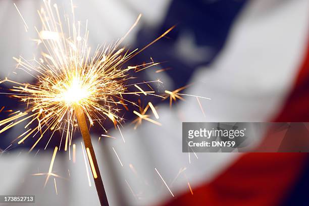 patriotic sparklers - onafhankelijkheidsdag stockfoto's en -beelden