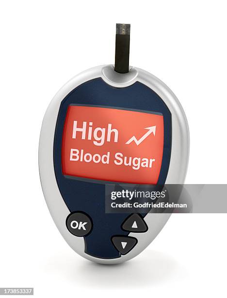 hohe blood sugar auf glucose meter - blutzuckermessung stock-fotos und bilder