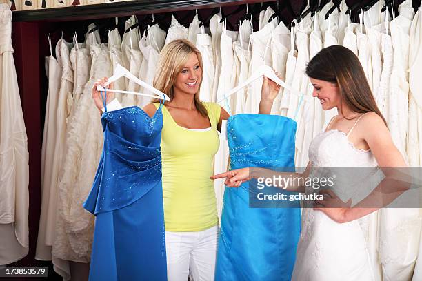 wählen sie ein brautjungfern-kleid - bridesmaid dress stock-fotos und bilder