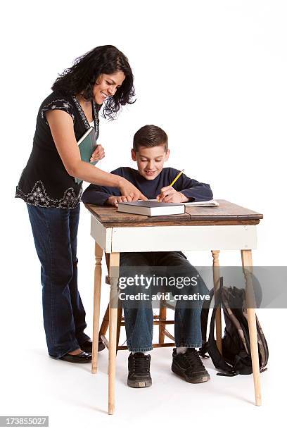 singoli ritratti-insegnante aiutando gli studenti con compiti a casa - teacher desk foto e immagini stock