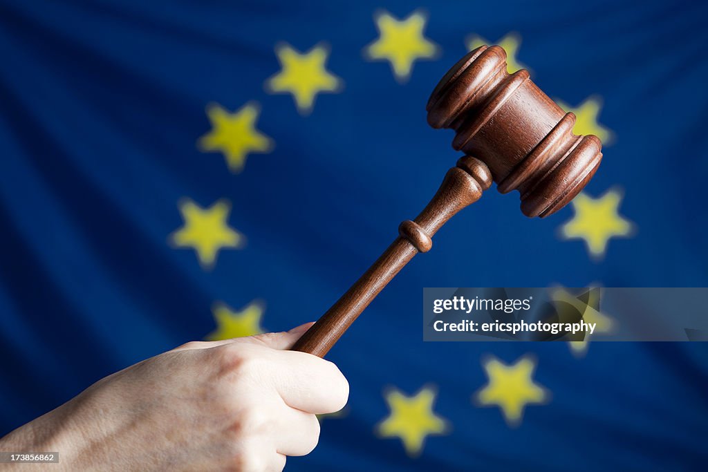 Richterhammer gegen EU-Flagge