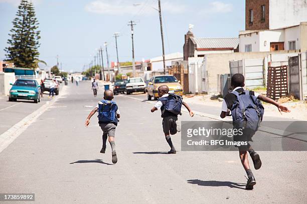 três meninos correndo na rua, cidade do cabo - developing countries - fotografias e filmes do acervo