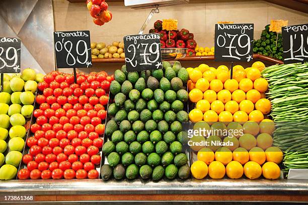 frutas e produtos hortícolas frescos - banca de mercado imagens e fotografias de stock