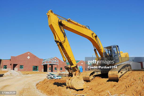 excavator schwere ausrüstung auf baustelle - baustelle bagger stock-fotos und bilder