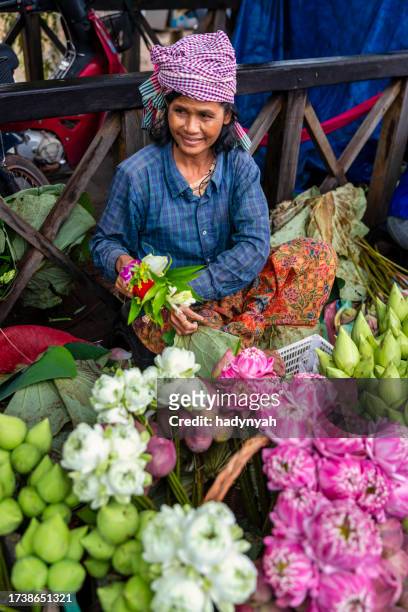 cambodian woman selling flowers, cambodia - siem reap stockfoto's en -beelden