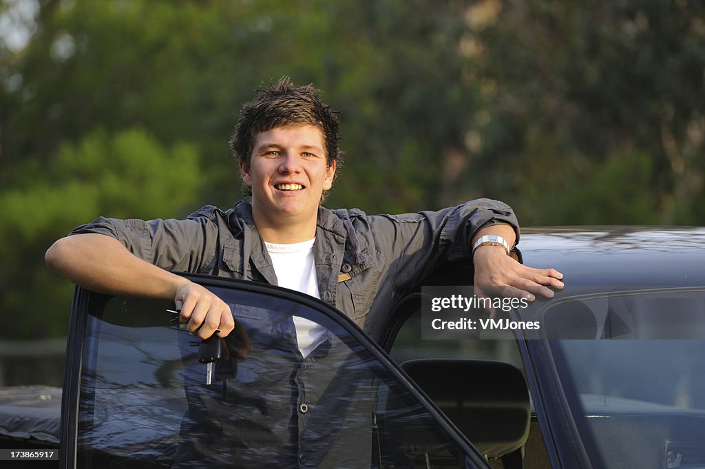 Giovane uomo con le chiavi della tua auto prima