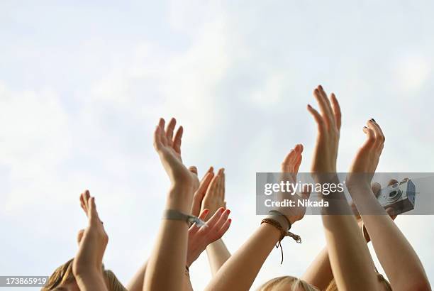 audience applauding - bracelet festival stock pictures, royalty-free photos & images