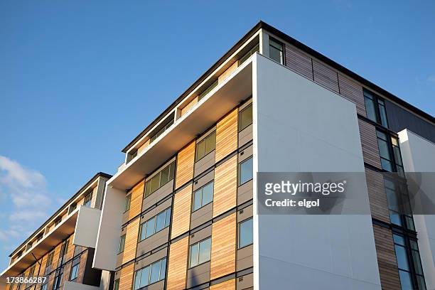 residential apartment, com painéis de madeira e céu azul claro - manchester reino unido - fotografias e filmes do acervo