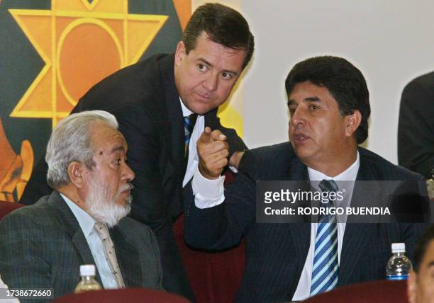 El diputado Andres Paez escucha al Presidente del Congreso Nacional Jorge Cevallos junto al asesor de la Presidencia Absalon Rocha, en Quito el 20 de...