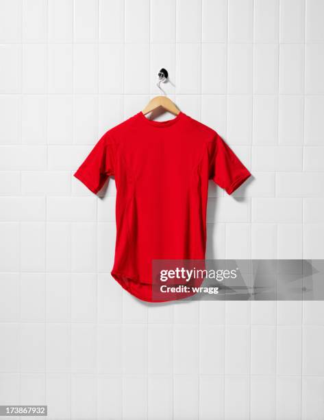 rote fußball-shirt - coat hanger stock-fotos und bilder