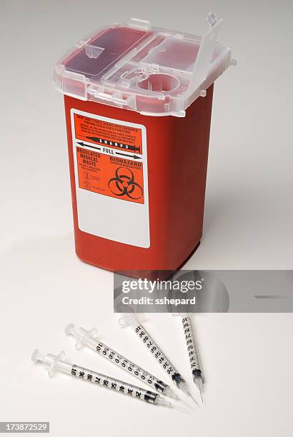 aiguilles de seringue récipient de déchets médicaux et - récipient de déchets médicaux photos et images de collection