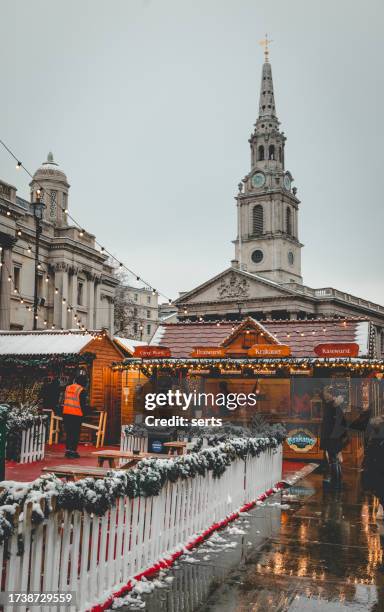 frosty london delights: christmas market stalls at trafalgar square - winter wonderland londen stockfoto's en -beelden