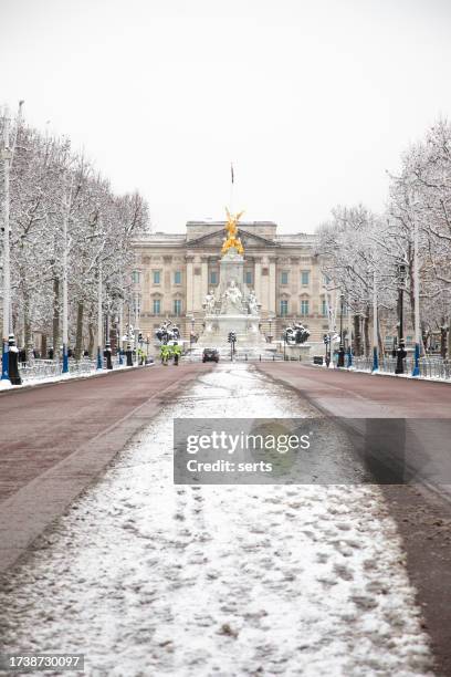 snowy day at the mall with buckingham palace view - buckingham palace front stock pictures, royalty-free photos & images