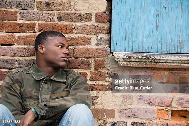 obdachlos african american teen boy - poor area stock-fotos und bilder