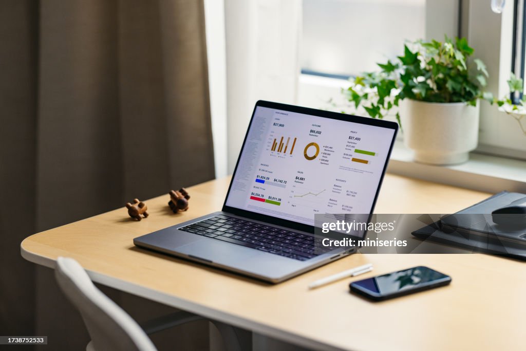 Ein Blick auf einen Computer und ein Mobiltelefon auf einem Bürotisch