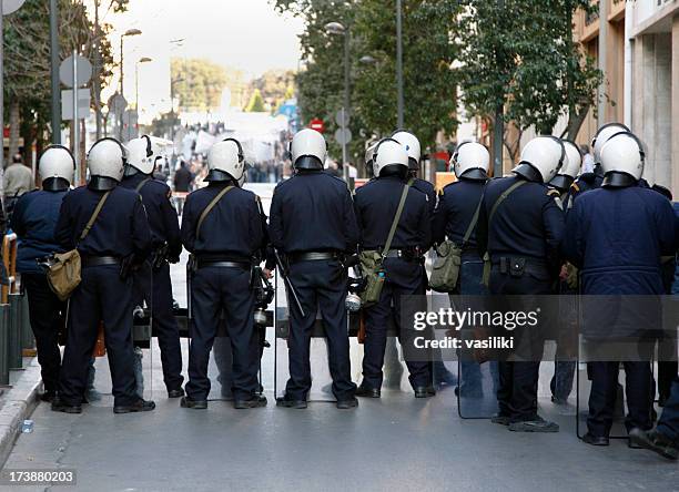 bereitschaftspolizist - police in riot gear stock-fotos und bilder