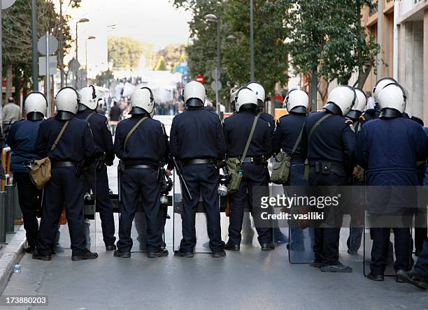 riot police - police in riot gear stockfoto's en -beelden