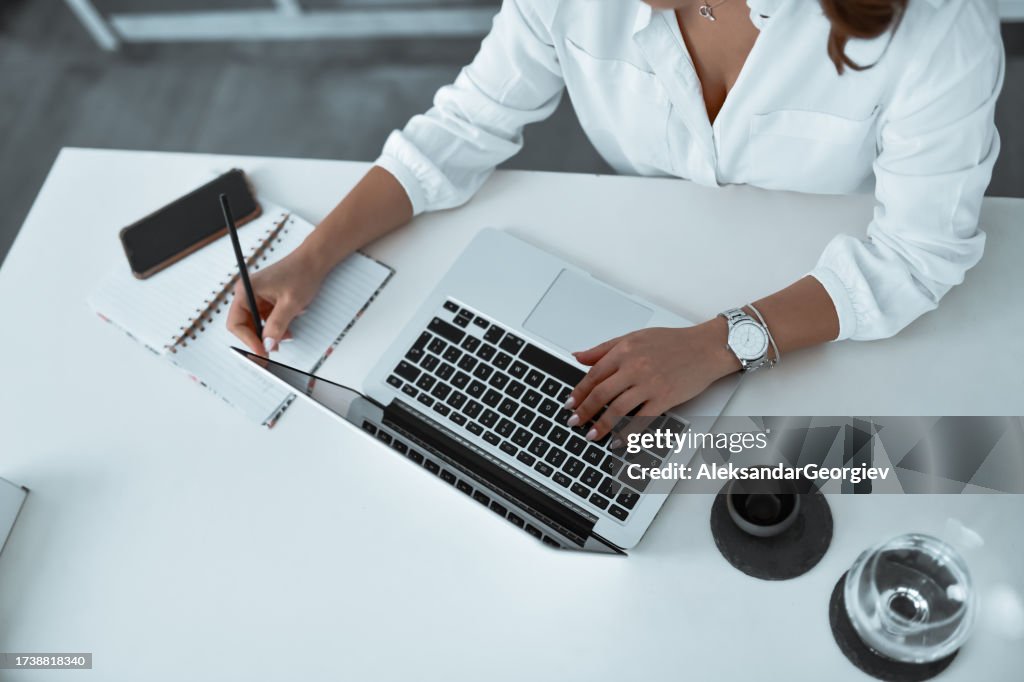 Freiberufliche Übersetzerin beginnt ihren Arbeitstag