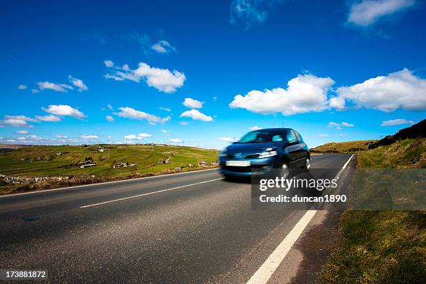 auto su una strada di campagna - strada di campagna foto e immagini stock
