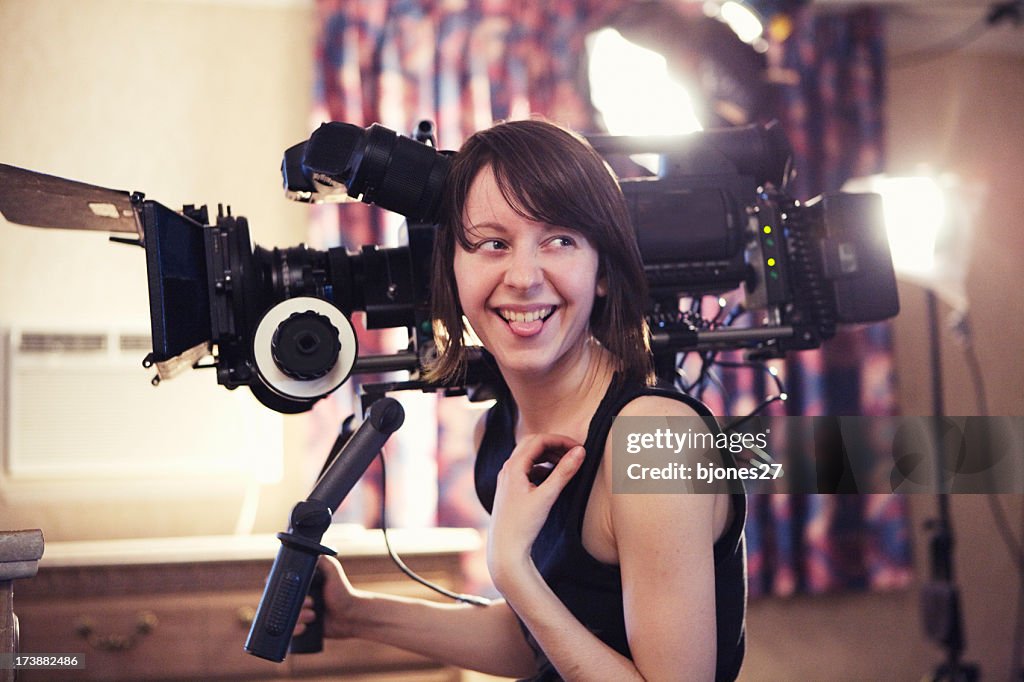 Mujer sonriente con cámara