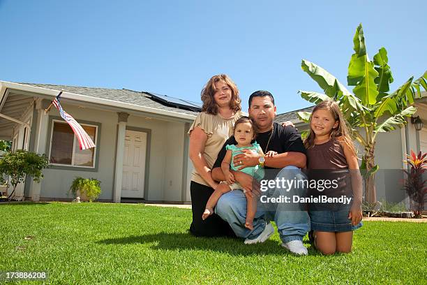 hispanic family portrait - hawaii flag 個照片及圖片檔