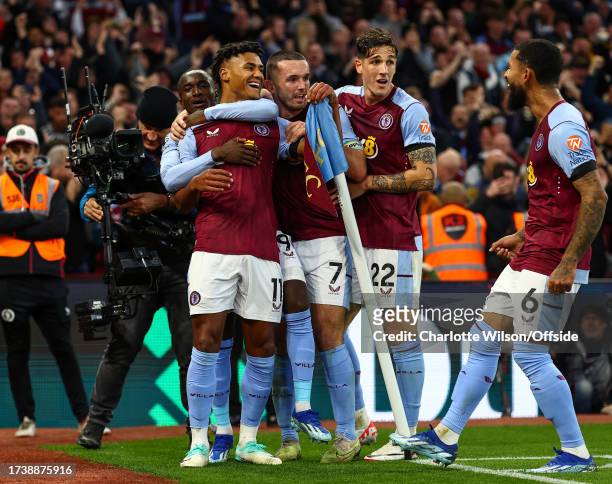 Ollie Watkins of Aston Villa celebrates scoring their 3rd goal with Moussa Diaby, John McGinn, Nicolo Zaniolo and Douglas Luiz during the Premier...