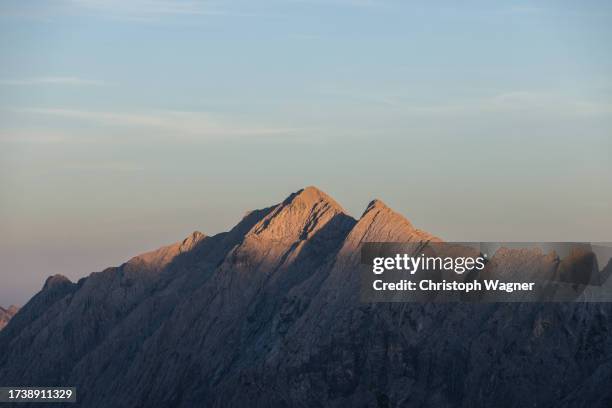 sonnenuntergang in den bergen - mountain range stock pictures, royalty-free photos & images