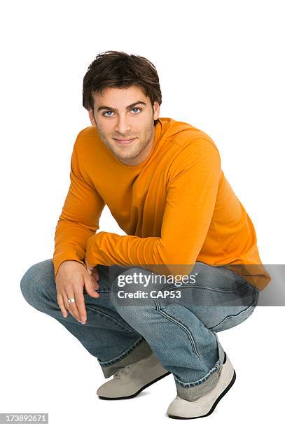 retrato de un joven hombre - crouching fotografías e imágenes de stock