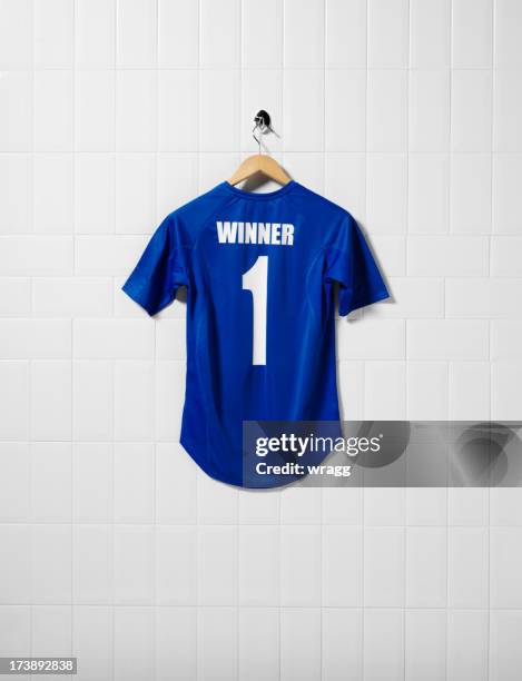 maillot de football bleu roi - tenue de football photos et images de collection