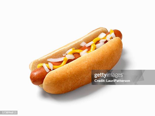 hot dog mit senf und zwiebeln - hotdog stock-fotos und bilder