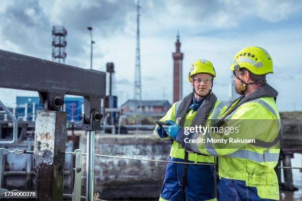 engineers in discussion over lock gates in port - lincolnshire uk stockfoto's en -beelden