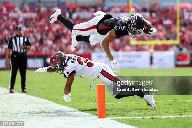 Drake London of the Atlanta Falcons dives and is stopped short of the goal line by Antoine Winfield Jr. #31 of the Tampa Bay Buccaneers in the third...