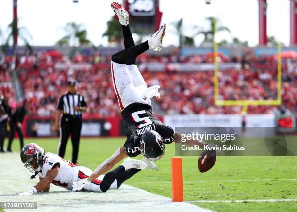Drake London of the Atlanta Falcons dives and is stopped short of the goal line by Antoine Winfield Jr. #31 of the Tampa Bay Buccaneers in the third...