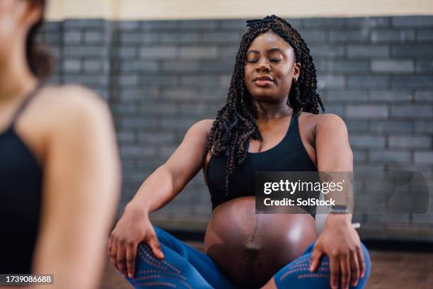 keeping her mind stress free - pregnancy exercise class stock pictures, royalty-free photos & images