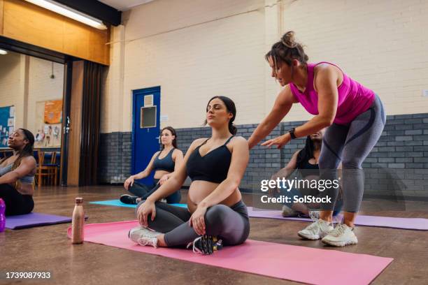 supporting the mothers-to-be - pregnancy exercise class stock pictures, royalty-free photos & images