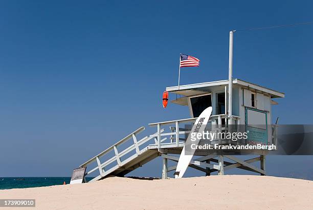 bagnino station sulla spiaggia - malibu foto e immagini stock