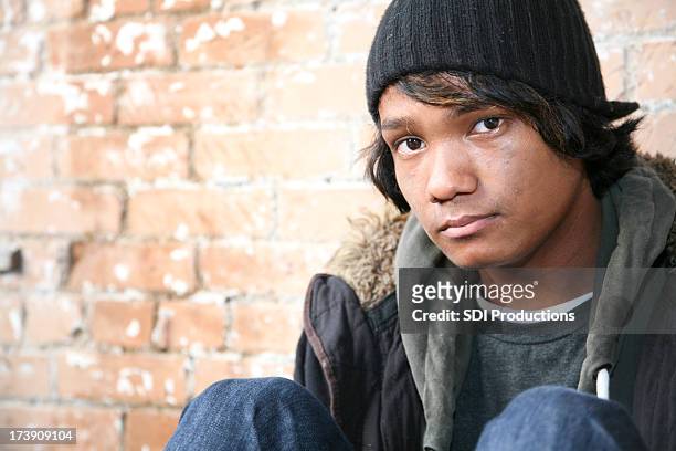 gemischtes junger mann an der wand mit textfreiraum - drug addict stock-fotos und bilder