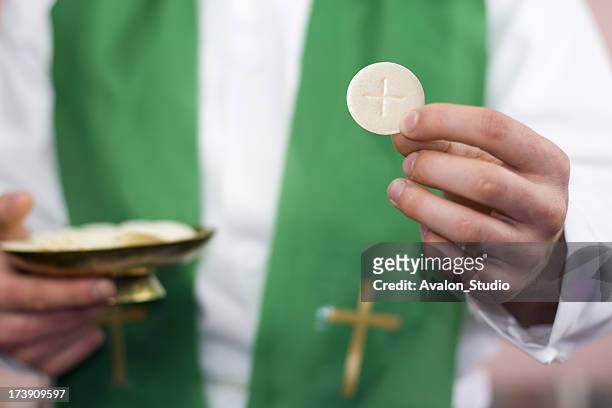 clergyman y comunión - communion fotografías e imágenes de stock