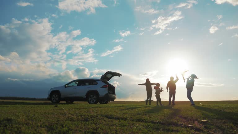 https://media.gettyimages.com/id/1739121058/video/silhouette-the-happy-family-four-people-mother-father-and-two-children-are-happy-standing.jpg?b=1&s=640x640&k=20&c=dV-BzpvjQyoqXJv_ZsWlX-im_MyGlVmZBw57hKy2YIQ=