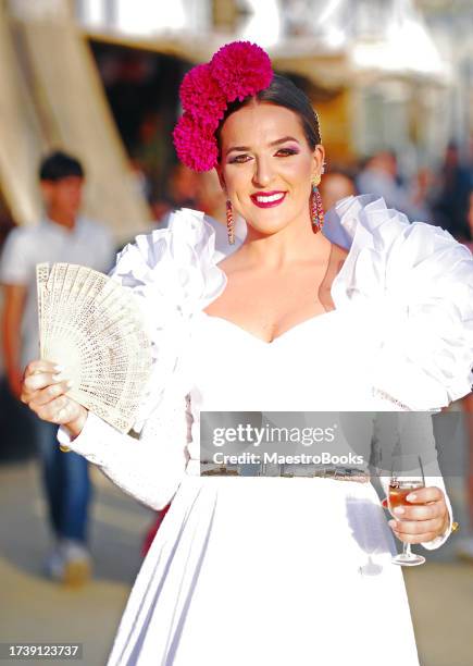 atemberaubende frau im flamenco-kleid mit einem handfächer. - jerez de la frontera stock-fotos und bilder