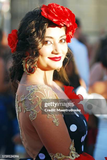 femme espagnole flamenco heureuse et mignonne avec une coiffure de fleur spectaculaire. - jerez de la frontera photos et images de collection