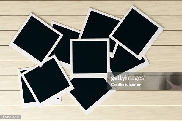 photos on white table with copy space - picture frame stockfoto's en -beelden