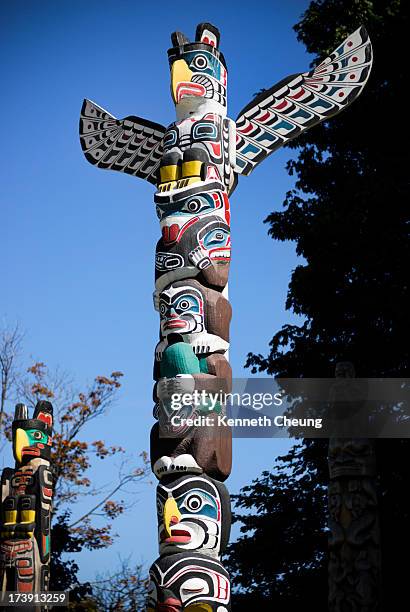 totem poles in vancouver, bc, canada - stanley park vancouver canada stock pictures, royalty-free photos & images