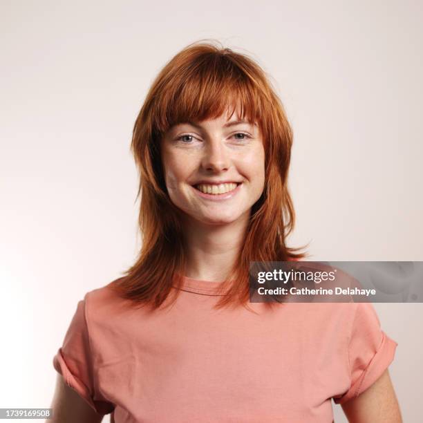 portrait of a beautiful red hair mid adult woman - studio photo - formelles portrait stock-fotos und bilder