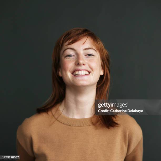 portrait of a beautiful red hair mid adult woman - studio photo - formelles portrait stock-fotos und bilder