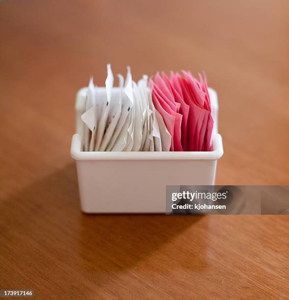 zucchero e dolcificante artificiale pacchetti - bustina foto e immagini stock