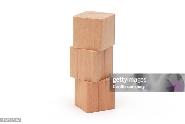 tres bloques de construcción - bloque de madera fotografías e imágenes de stock