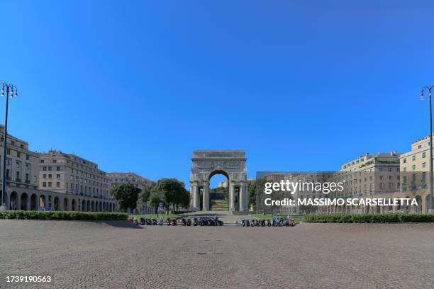 arch of victory in genoa city - piazza victoria fotografías e imágenes de stock
