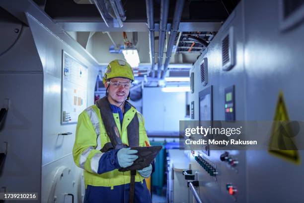 engineer in ship's engine room - machinekamer stockfoto's en -beelden