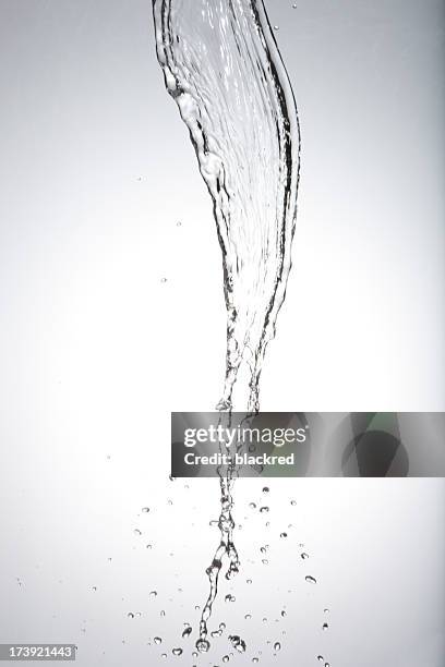 pouring water - goot stockfoto's en -beelden